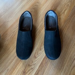 Like new - dark, navy blue nubuck Aerosoles shoes